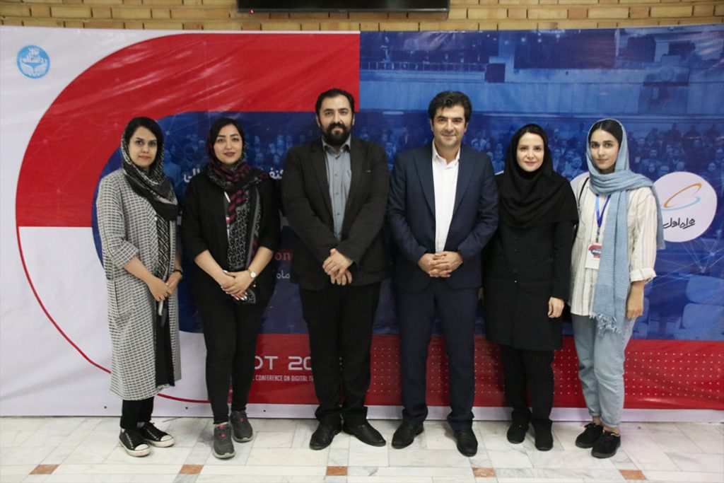 عکس یادگاری به همراه تیم دیتیجی در دومین کنفرانس بین‌المللی تحول دیجیتال (تیر ۱۴۰۲)